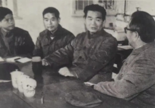 1980年，校长杨承宗(右一)...